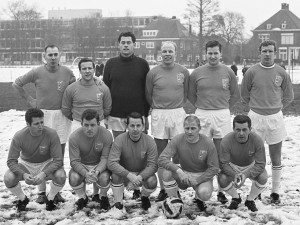 Oud internationals 1969 met Otto Roffel, links staand Rinus Schaap, was ooit trainer van HFC