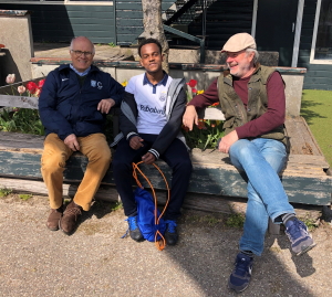 Blije coaches van de JG1 (Jaap Jong en Tom Holtgrefe) met een belangrijke speler van de JG1, Ahmed Ali Abdule. 