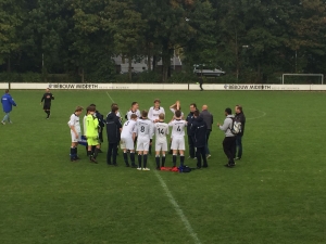 stomverbaasd horen de jongemannen van O-17-1 op het veld na hun wedstrijd dat ze periodekampioen zijn geworden.