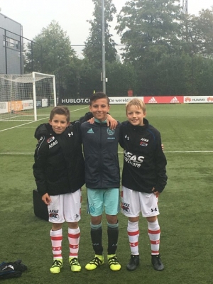 AZ-ers (Ilias links en Diede rechts) ontmoeten Ajacied Pepe Boussetta